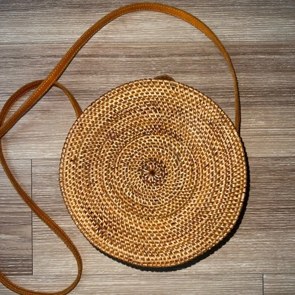 Street Level Round Wicker Seashell Crossbody Straw Bag - Picture 7 of 11